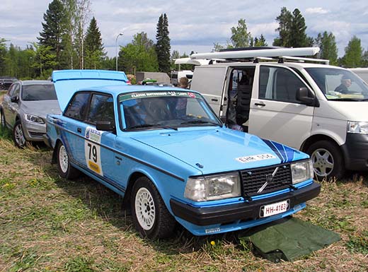 ”Lentävä tiiliskivi” kuten yksi tiimin jäsen kuvaili autoa: tehtaan kilpatallin kalustoon aikoinaan kuulunut Volvo 240 Turbo on yksi suomalaisen historic-sarjan hienoimpia autoja. 