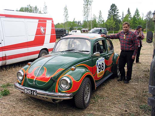 Juha Liukkosen Kupla-Volkkari on Antti Aarnio-Wihurin legendaarisen kilpatallin vanha auto. 1970-luvun psykedeeliset kuviot oli alun perin maalattu Kuplan pelteihin, nyt samat kuviot ovat teippeinä. 