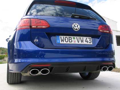 Volkswagen Golf R Variant 2,0 TSI 4MOTION DSG -autossa on neljä kromattua pakoputkea.